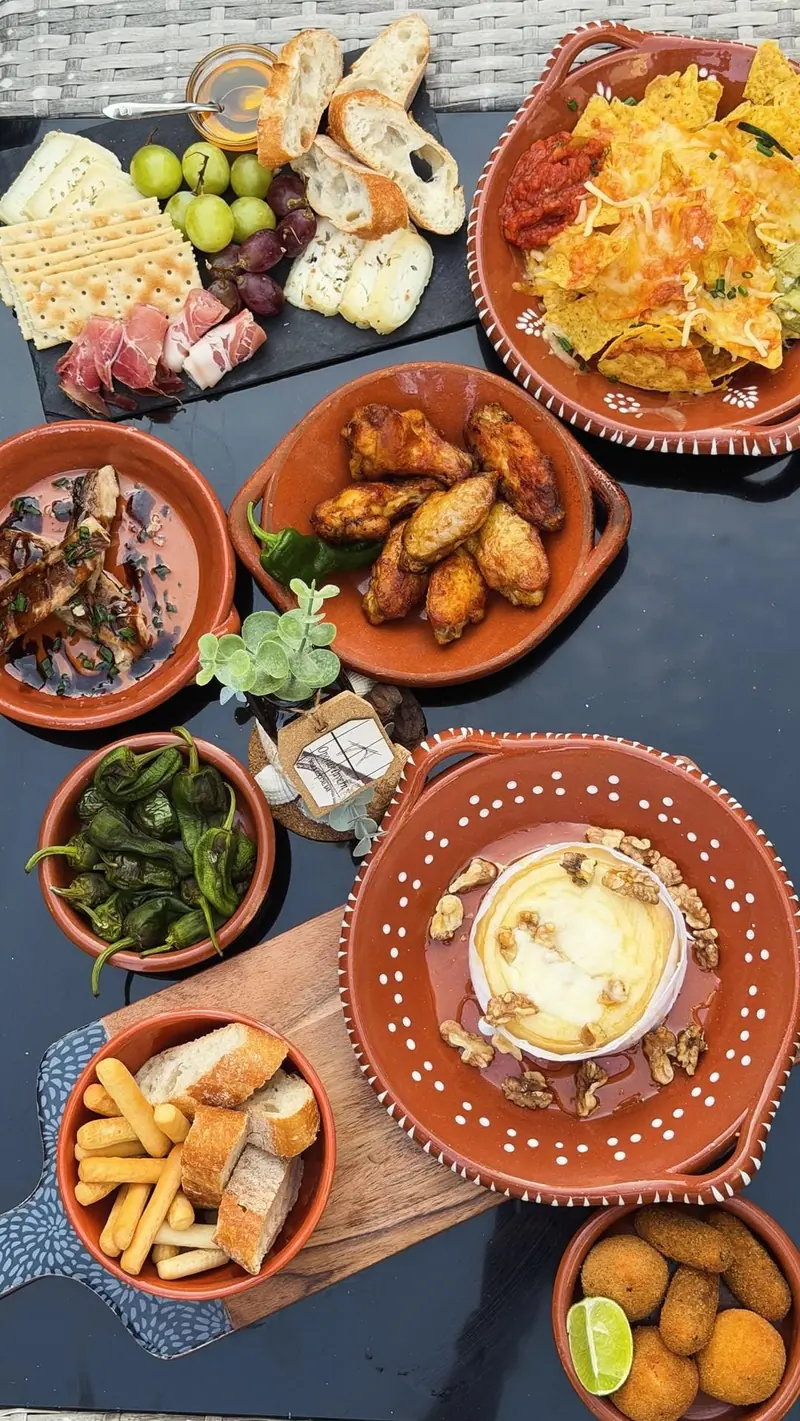 Seleção de petiscos Oporto Tavern